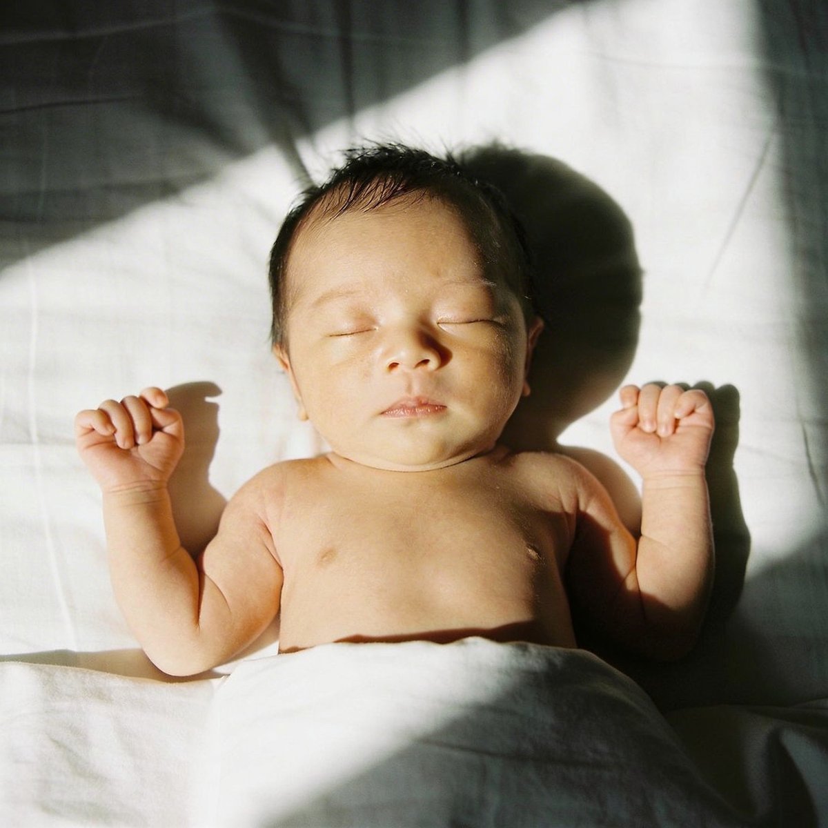 Baby gefotografeerd met zacht natuurlijk licht bij een raam op 45 graden hoek